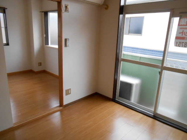 居室・リビング　南面居室（エアコン完備）・南面寝室の境界