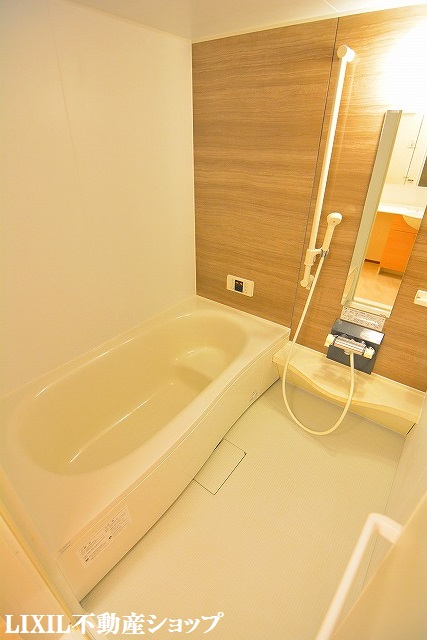 バス・シャワールーム　追い焚き機能付の広めの浴室です。