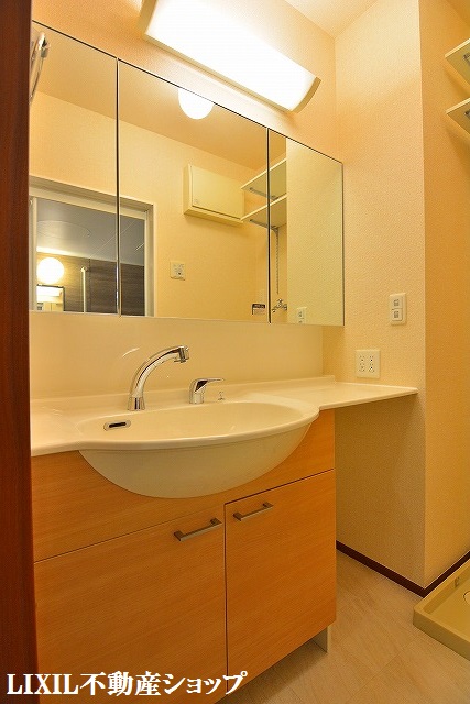 洗面設備　三面鏡の洗髪洗面化粧台です。