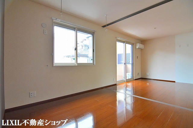 その他　南側５．３帖の洋室です。