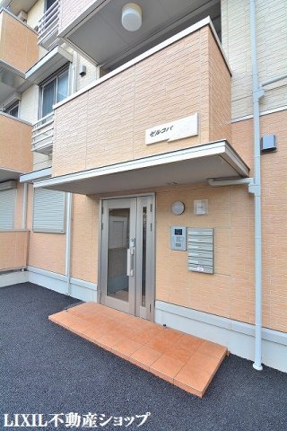 エントランス　オートロック付のエントランスです。