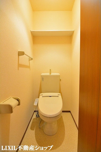 トイレ　上部に収納棚がある温水洗浄暖房便座付のトイレです。