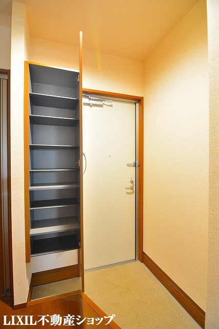 玄関　玄関ホールと玄関収納です。