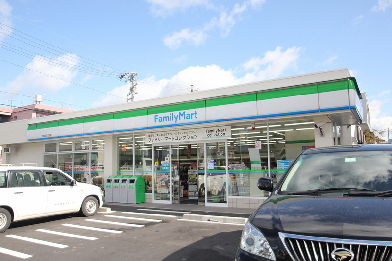 コンビニ　ファミリーマート 江向町三丁目店（コンビニ）まで436m