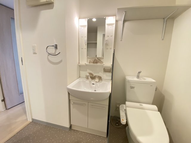 洗面設備　独立洗面台、朝の身支度には欠かせません