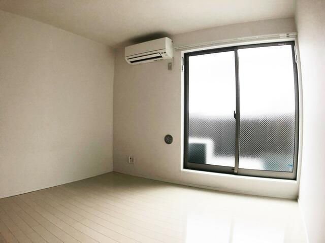 居室・リビング　エアコン完備で一年中快適にお過ごしいただけます。