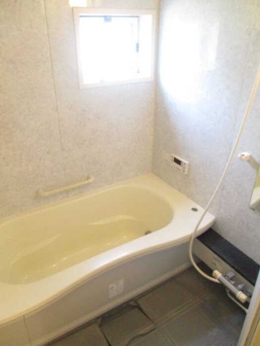 バス・シャワールーム　広めの浴槽でゆったり疲れを癒せます