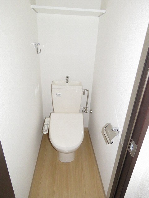 トイレ　嬉しいウォシュレット付きのトイレ！便座温かいですよ♪