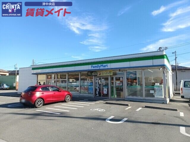 コンビニ　ファミリーマート津河芸町中別保店（コンビニ）まで379m