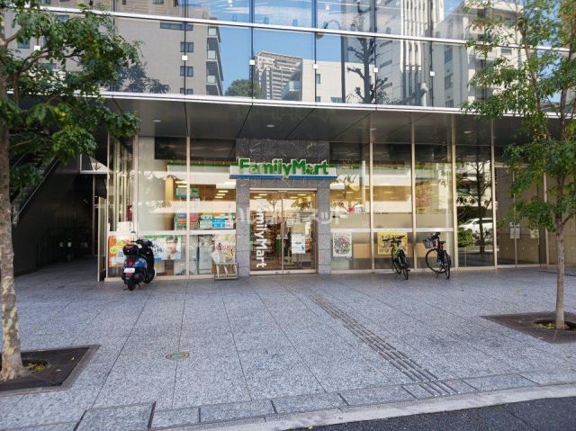 コンビニ　ファミリーマート恵比寿南三丁目店（コンビニ）まで53m