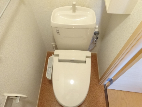 トイレ　温水シャワー付きトイレです