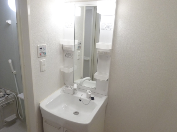 洗面設備　独立洗面台で朝の準備も快適です♪