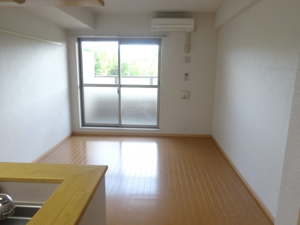 居室・リビング　日当たり良好の10.6帖の居室