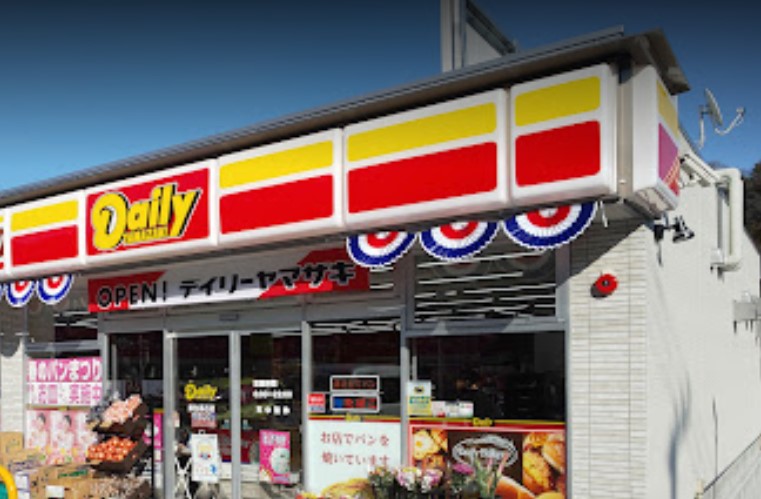 コンビニ　デイリーヤマザキ 麻生高石店（コンビニ）まで371m