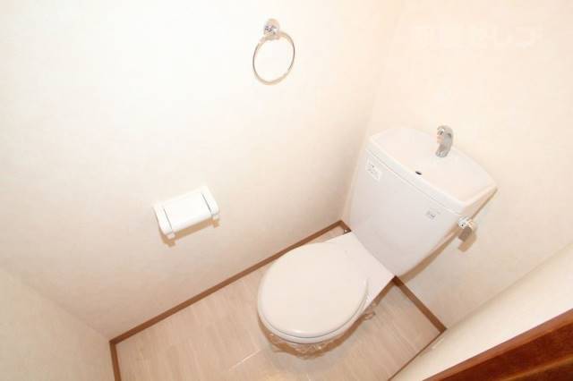 トイレ　タオル掛けが付いているので便利ですよ