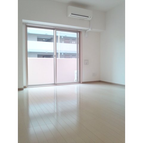 居室・リビング　「落ち着いた色合いの床材を使用した居住空間」