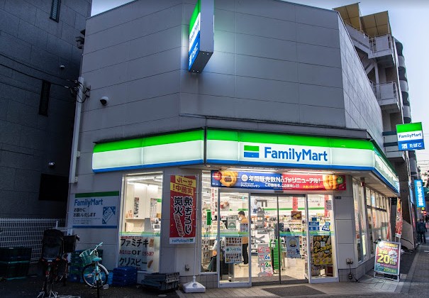 コンビニ　ファミリーマート・田端新町三丁目店（コンビニ）まで525m