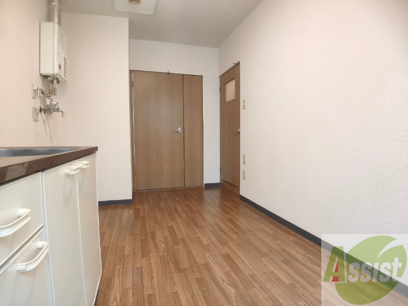 居室・リビング　５．５帖のダイニングキッチン。ご飯を食べるお部屋ですね。