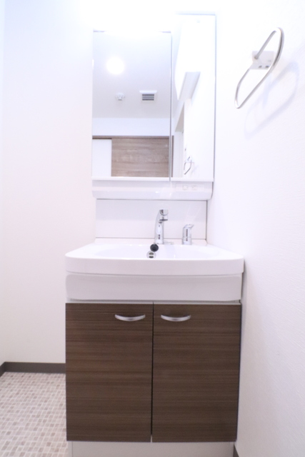 洗面設備　シャワー付洗面化粧台