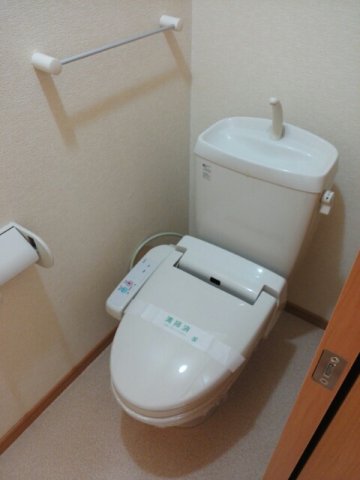 トイレ　落ち着いた色調のトイレです