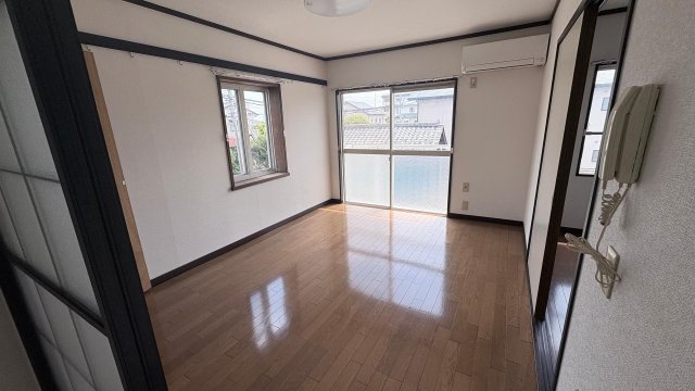 居室・リビング　リビングはフローリング式。日当たりもいいです
