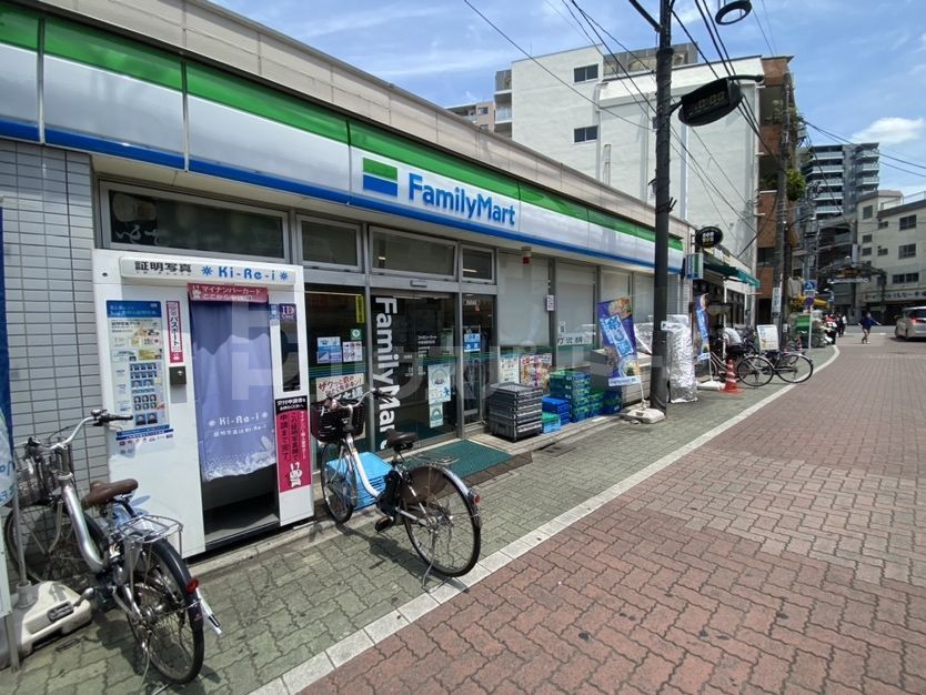 コンビニ　ファミリーマート中板橋駅前店（コンビニ）まで210m
