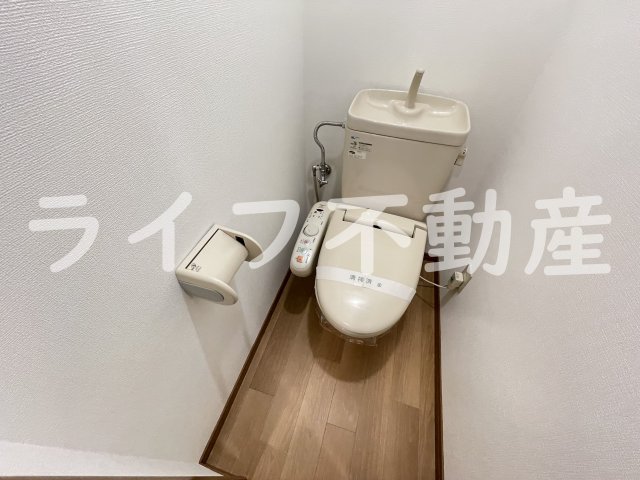 トイレ　落ち着いた色調のトイレです