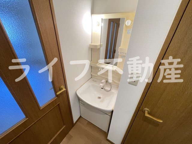 洗面設備　独立洗面化粧台が付いています