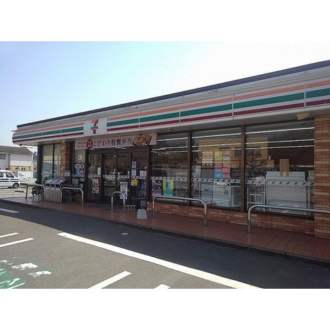 コンビニ　セブンイレブン日出駅前店（コンビニ）まで733m