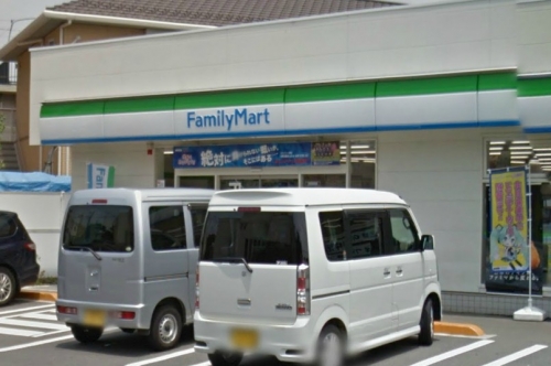 コンビニ　ファミリーマート世田谷中町店（コンビニ）まで450m