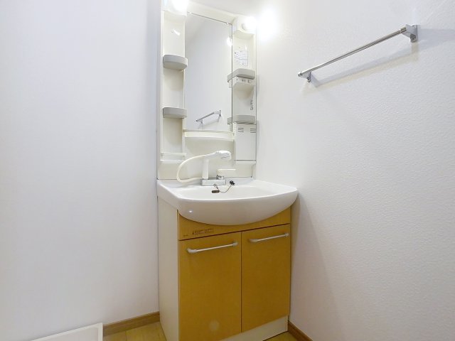 洗面設備　掲載写真は空室の別部屋を掲載しております。実際のお部屋と仕様