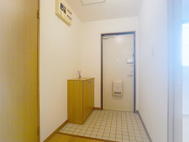 玄関　掲載写真は空室の別部屋を掲載しております。実際のお部屋と仕様