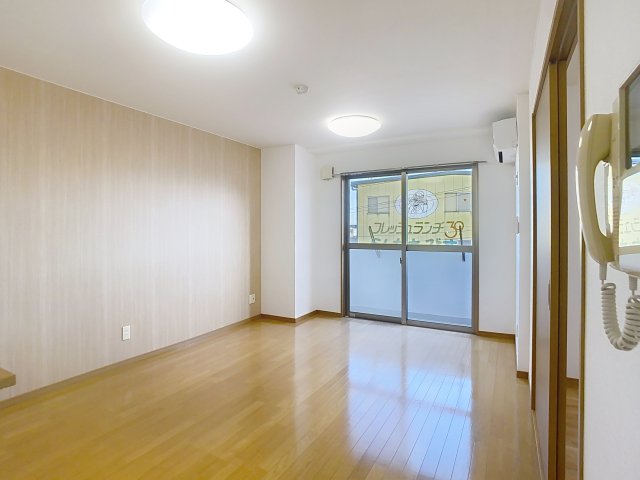 居室・リビング　掲載写真は空室の別部屋を掲載しております。実際のお部屋と仕様