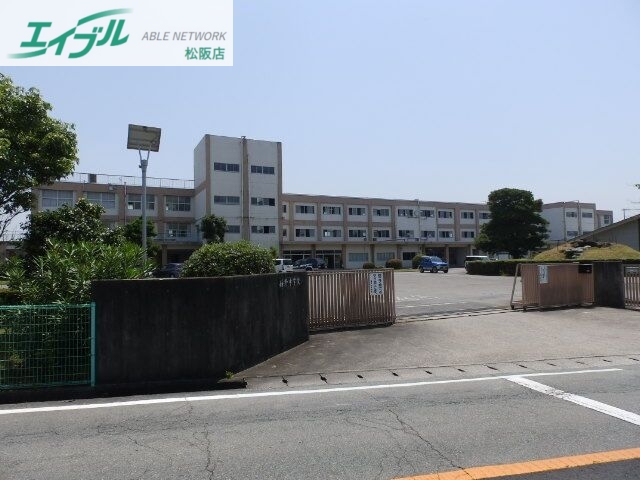 中学校　松阪市立嬉野中学校（中学校）まで2038m