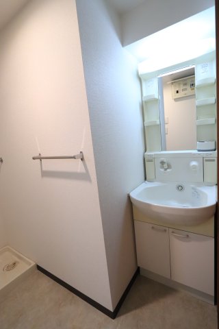 洗面設備　※別部屋のお写真で、現況優先と致します。