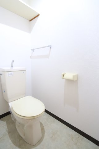 トイレ　※別部屋のお写真で、現況優先と致します。