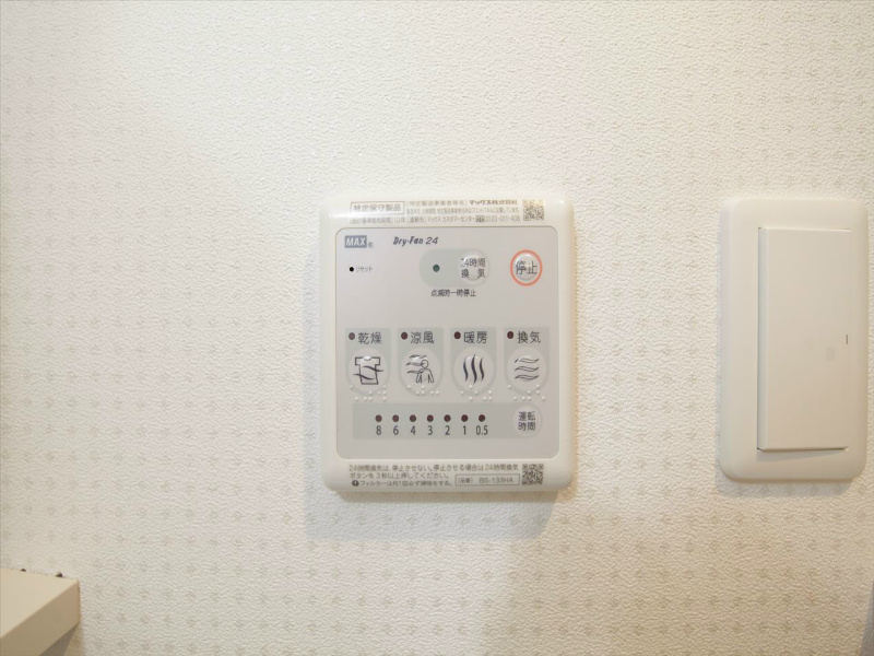 その他設備　浴室暖房乾燥機付き