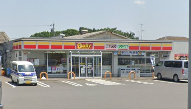 コンビニ　デイリーヤマザキ　厚木中依知店（コンビニ）まで747m