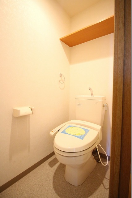 トイレ　温水洗浄便座つき。上部には棚もあるので、トイレットペーパーな