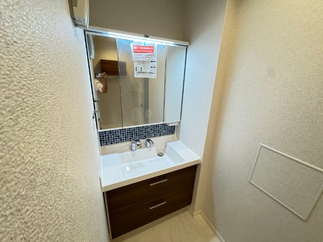 洗面設備　同施工会社の別物件の写真を表示しております。 間取りが異なる
