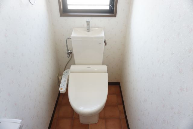トイレ　窓があり、換気もできるトイレです。