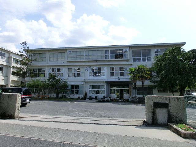 中学校　市立第二中学校（中学校）まで680m