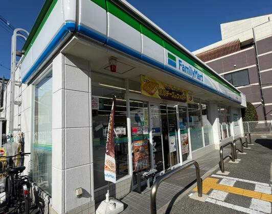 コンビニ　ファミリーマート 新高小学校前店（コンビニ）まで306m
