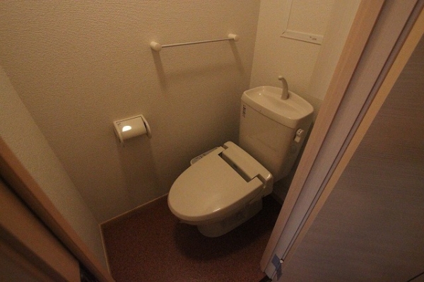 トイレ　温水シャワー付きトイレです