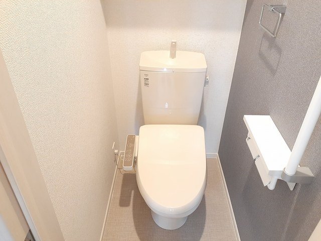 トイレ　落ち着いた色調のトイレです