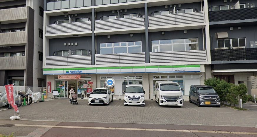 コンビニ　ファミリーマート横浜子安通三丁目店（コンビニ）まで180m