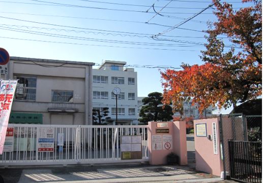 小学校　高槻市立赤大路小学校（小学校）まで458m