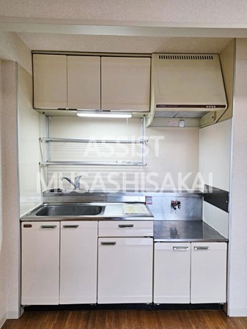 キッチン　写真：設備同仕様の別号室です