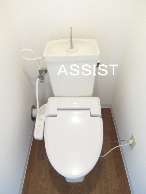 トイレ　写真：設備同仕様の別号室です