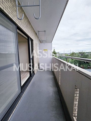 玄関　写真：設備同仕様の別号室です